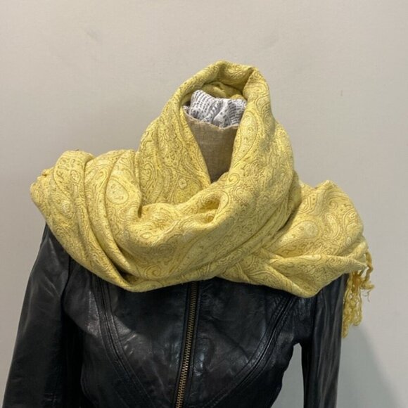 Chic Yellow Paisley Wrap - Picture 2 of 11